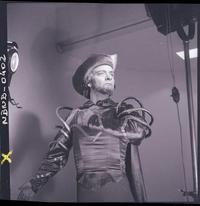 [Bailarín de ballet caracterizado para una obra, posando en estudio