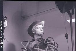 [Bailarín de ballet caracterizado para una obra, posando en estudio