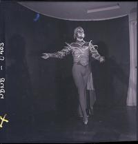 [Bailarín de ballet caracterizado para una obra, posando en estudio