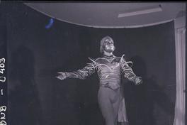 [Bailarín de ballet caracterizado para una obra, posando en estudio