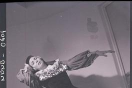 [Bailarina de ballet, caracterizada para una obra, posando en una posición de movimiento]