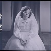 [Niña en el día de su Primera Comunión]