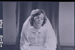 [Niña en el día de su Primera Comunión]