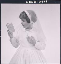 [Niña en el día de su Primera Comunión]