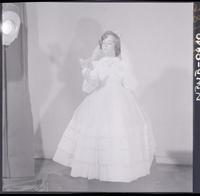 [Niña en el día de su Primera Comunión]