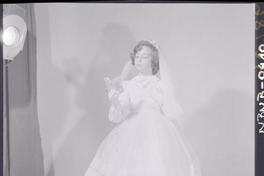 [Niña en el día de su Primera Comunión]