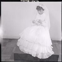 [Niña en el día de su Primera Comunión]