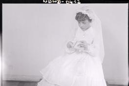 [Niña en el día de su Primera Comunión]