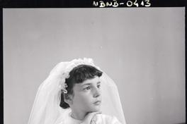 [Niña en el día de su Primera Comunión]