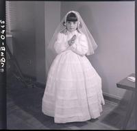 [Niña en el día de su Primera Comunión]