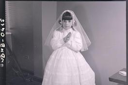 [Niña en el día de su Primera Comunión]
