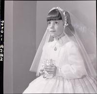 [Niña en el día de su Primera Comunión]