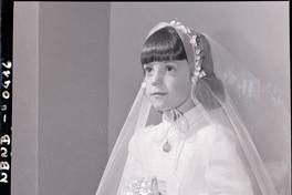 [Niña en el día de su Primera Comunión]