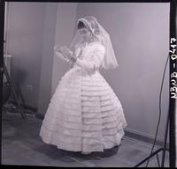 [Niña en el día de su Primera Comunión]