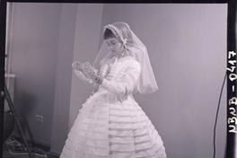 [Niña en el día de su Primera Comunión]