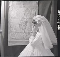 [Niña en el día de su Primera Comunión]