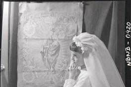 [Niña en el día de su Primera Comunión]