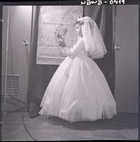 [Niña en el día de su Primera Comunión]