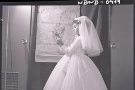 [Niña en el día de su Primera Comunión]