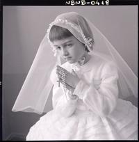 [Niña en el día de su Primera Comunión]