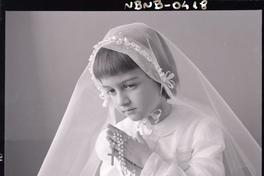 [Niña en el día de su Primera Comunión]