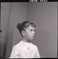 [Niña en el día de su Primera Comunión]