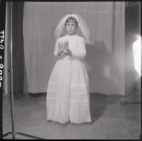 [Niña en el día de su Primera Comunión]