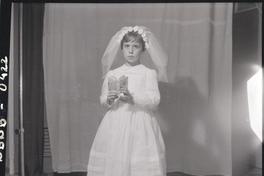 [Niña en el día de su Primera Comunión]
