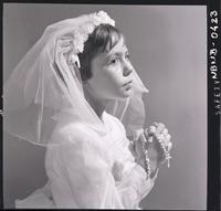 [Niña en el día de su Primera Comunión]