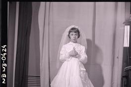 [Niña en el día de su Primera Comunión]