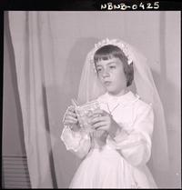 [Niña en el día de su Primera Comunión]