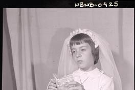 [Niña en el día de su Primera Comunión]