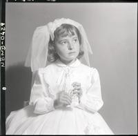 [Niña en el día de su Primera Comunión]