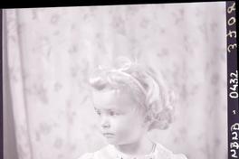 [Niñita con cinta en el pelo]