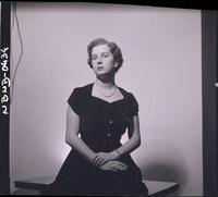 [Retrato de una joven sentada]