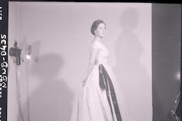 [Retrato de señorita de pie vestida con traje de gala]