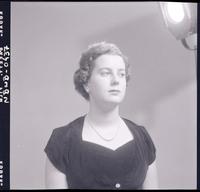 [Retrato plano medio de una señorita]