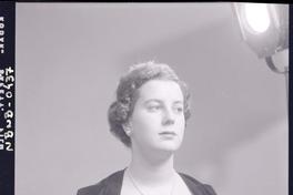 [Retrato plano medio de una señorita]