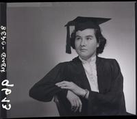 Marta Crisóstomo Vergara, egresada del colegio Santiago College, con "cap and goron"