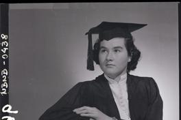 Marta Crisóstomo Vergara, egresada del colegio Santiago College, con "cap and goron"