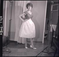 [Retrato una señorita de pie]