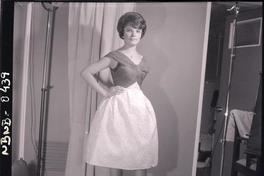 [Retrato una señorita de pie]