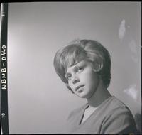 [Retrato plano medio corto de una señorita]