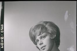 [Retrato plano medio corto de una señorita]