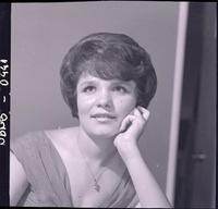 [Retrato plano medio corto de una señorita]