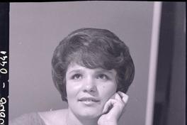 [Retrato plano medio corto de una señorita]