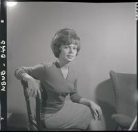 [Retrato de una señorita sentada]