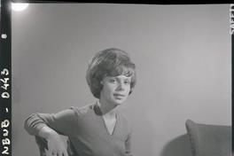 [Retrato de una señorita sentada]