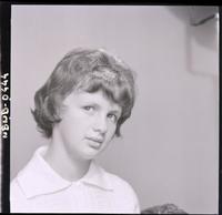 [Retrato plano medio corto de una señorita]