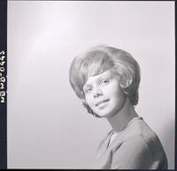 [Retrato plano medio corto de una señorita]